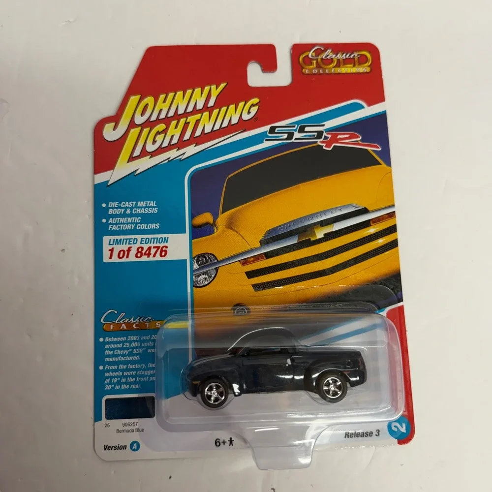 Johnny Lightning 2005 Chevy SSR Bermuda Blue Classic Gold 2022 Release 3 1/64